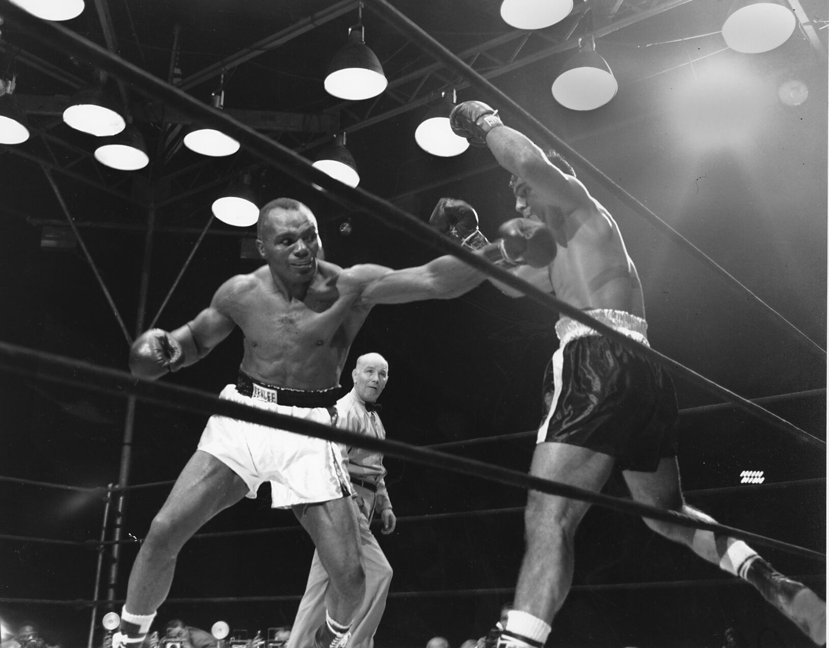 1952: Rocky Marciano knocks out Jersey Joe Walcott to retain title